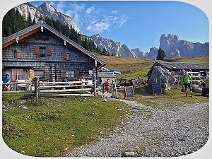 Stuhlalm mit dem Gosaukamm